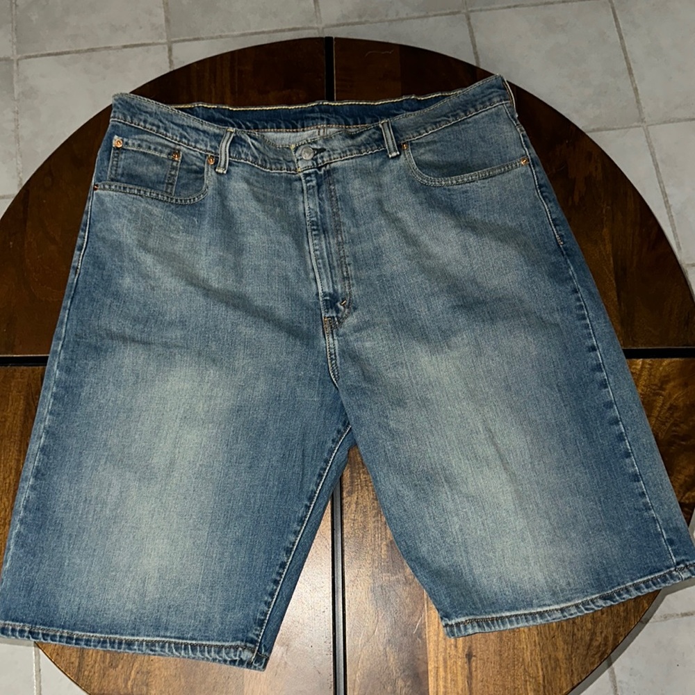**LIKE NEW** Men’s Levi’s 569 jean shorts